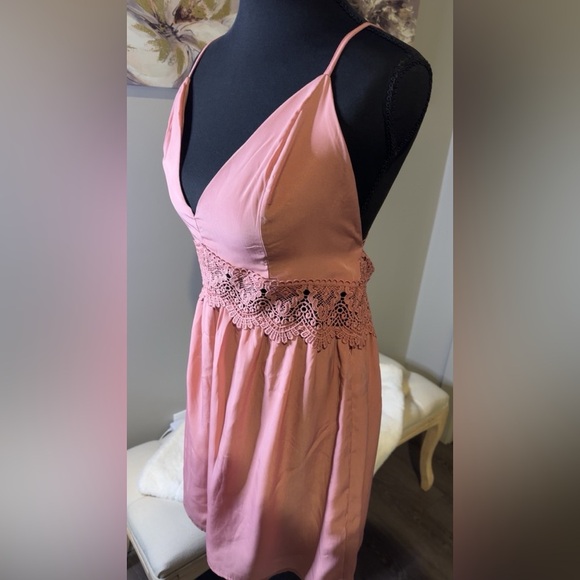 NWT Elegant Pink Lace Romper - Picture 3 of 4
